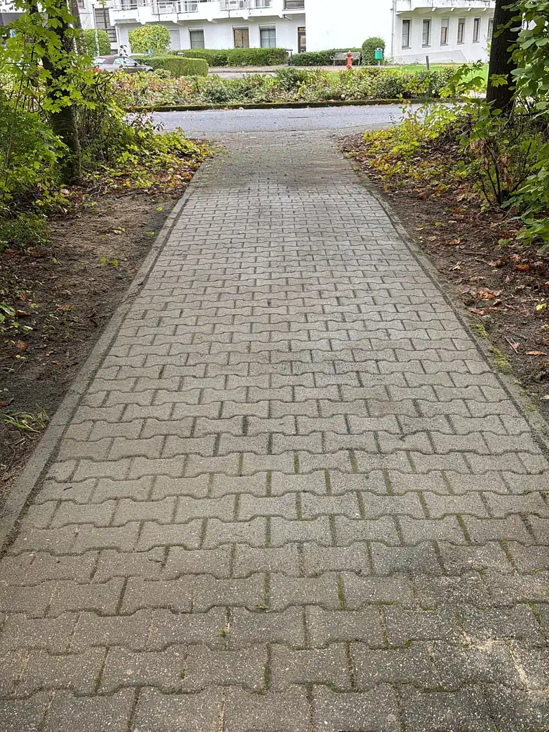 Derselbe Weg nach der Sanierung, gleichmäßig neu gepflastert